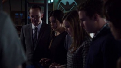 Agents of SHIELD S1x10 - Coulson briefs the team on the prison break and Mike Peterson