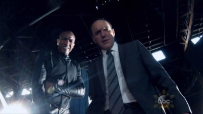 Agents of Shield S1x10 - Mike Peterson and Coulson as seen through the eyes of Hayward as he is killed by Po
