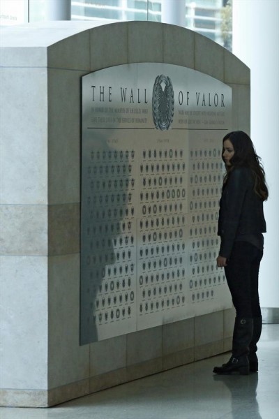 Agents of SHIELD S1x12 – Skye examines the S.H.I.E.L.D. Wall of Valor