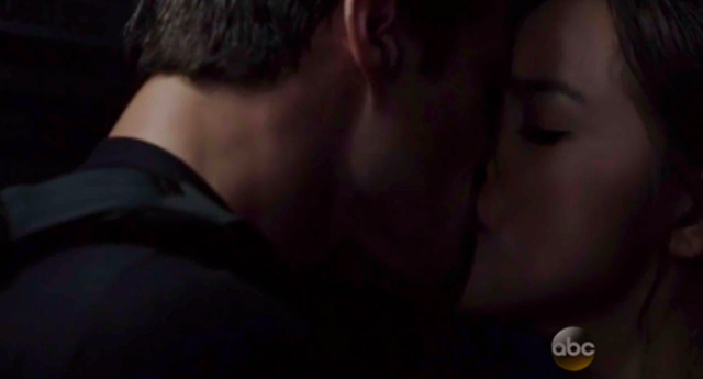 Agents of SHIELD - S1x17 - Turn Turn Turn - Skye and Ward Kiss