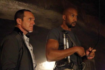 Agents of SHIELD S2x09 Coulson and Mac enter the alien temple