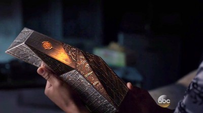 Agents of SHIELD S2x07 - Raina holds the ancient device