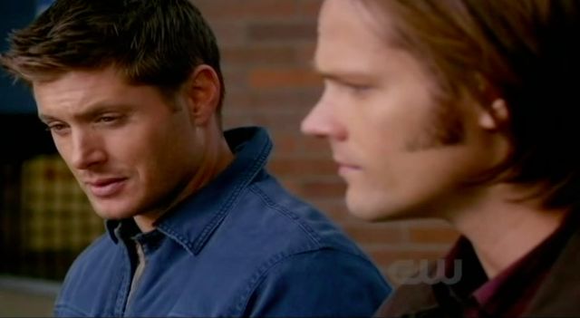 Supernatural S7x08 - Brotherly moments by the car.