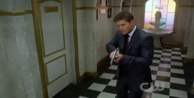 Supernatural S7x08 - Dean gets out his pistol.