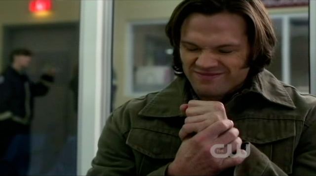 Supernatural S7x10 - Sam rubs his reality scar