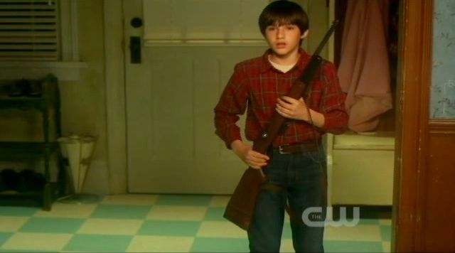 Supernatural S7x10 - Young Bobby with a rifle