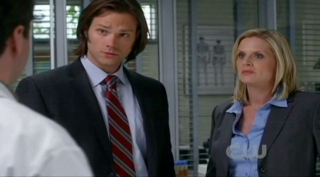 Supernatural S7x13 - Detective Charlene Penn talking to Sam and Eddie