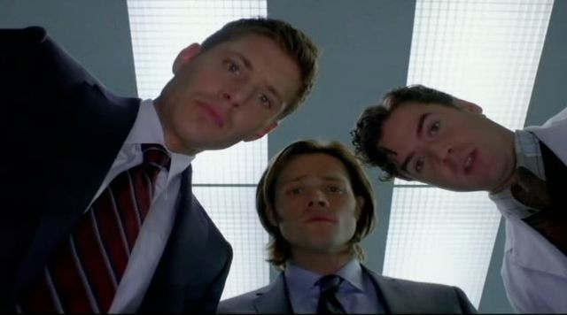 Supernatural S7x13 - The brothers and Eddie looking at the victim