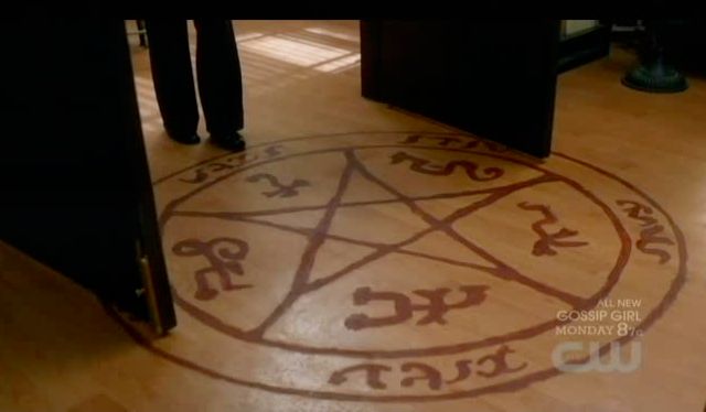 Supernatural S7x15 - Devils trap on Noras floor