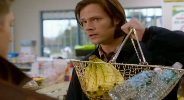 Supernatuarl S7x22 - Sam shows Dean a basket of bananas and water