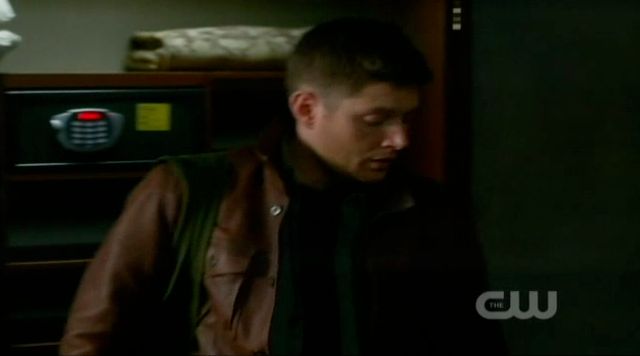 Supernatural S7x22 - Dean locked flask inside motel room safe