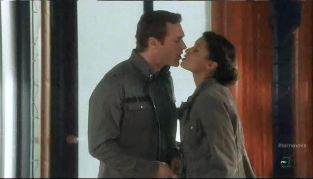 Terra Nova S1x06 Nightfall Jim and Elisabeth kiss