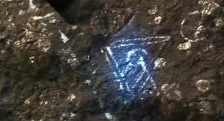 Terra Nova S1x09 - Glowing symbols in the rocks