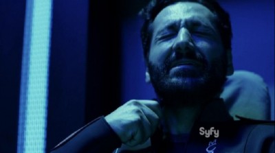 The Expanse S1x04 Alex injects himself with the sedative