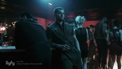 The Expanse S1x06 Amos kicks back with Alex in a bar on Tycho Station