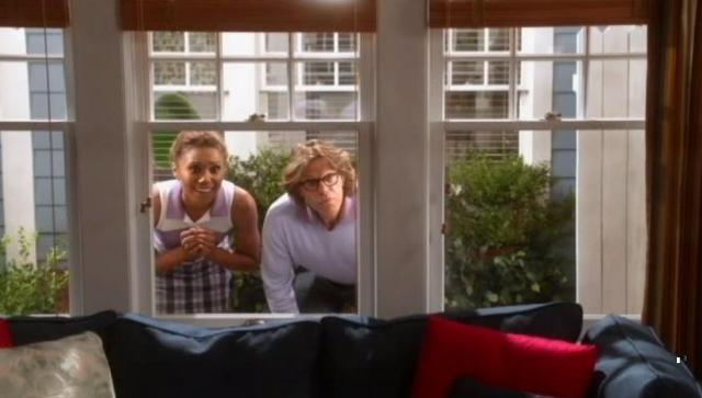 The Neighbors S1x03 The aliens peeking