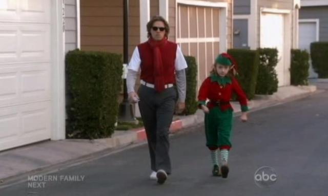 The Neighbors S1x09 Dick as elf