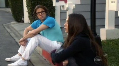 The Neighbors S1x19 - Larry and Amber on the curb