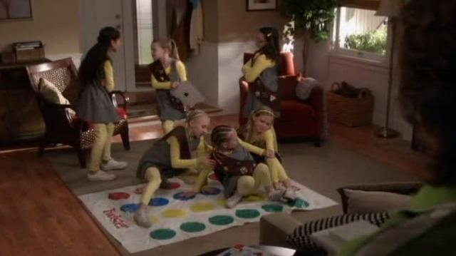 The Neighbors S1x21 scouts fighting over game