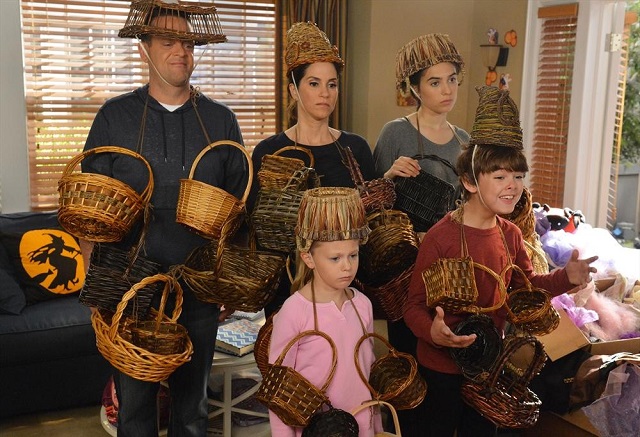 The Neighbors S2x05 - The Weavers try some basket weaving costumes