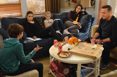 The Neighbors S2x05 - The Weavers conduct a family meeting about the pending visit