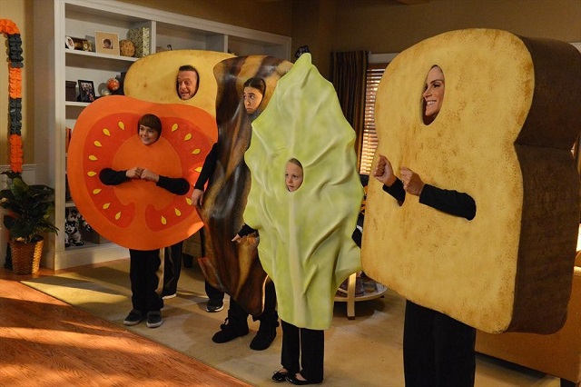 The Neighbors S2x05 - The Weavers make sandwich costumes