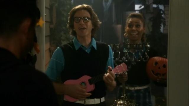 The Neighbors S02X05 Larry sings