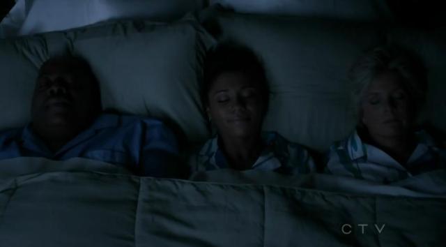 Thanksgiving Is No Schmuck Bait S2X09 The family that sleeps together...