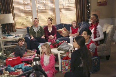 The Neighbors S2x11 - Christmas Tidings and Joy! MAX CHARLES, LENNY VENITO, ISABELLA CRAMP, JAMI GERTZ, IAN PATRICK, CLARA MAMET, TIM JO, TOKS OLAGUNDOYE