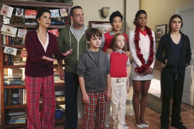 The Neighbors S2x11 - Christmas portrait - JAMI GERTZ, LENNY VENITO, MAX CHARLES, TIM JO, IAN PATRICK, TOKS OLAGUNDOYE, CLARA MAMET