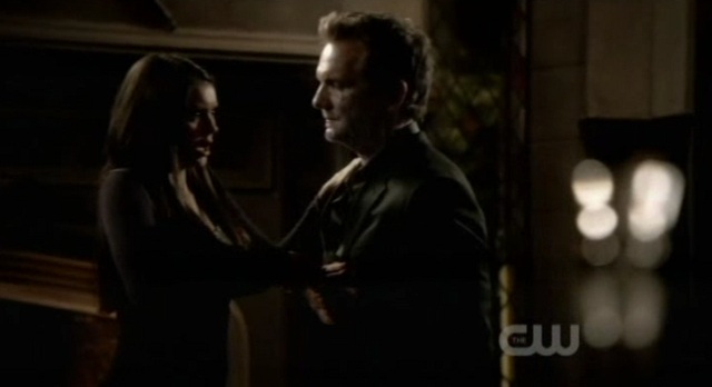 The Vampire Diaries S3x09 - Elena daggers Mikael