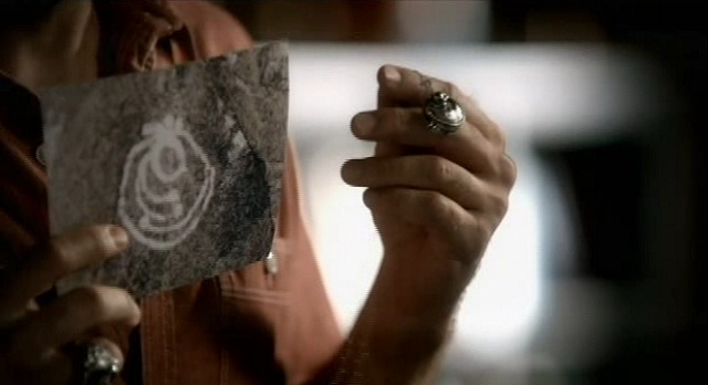 The Vampire Diaries S3x08 - The Necklace is drawn on the cave