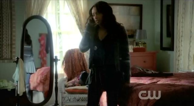 The Vampire Diaries S3 x 10 Bonnie on phone with Elena