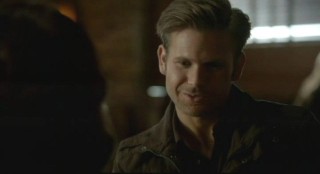 The Vampire Diaries S3x12 - Alaric plans in the restaurant