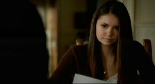 The Vampire Diaries S3x12 - Elena in kitchen with Bonnie