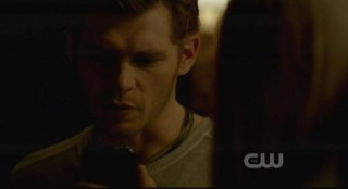 The Vampire Diaries S3x15 - Klaus looks at the foreboding video