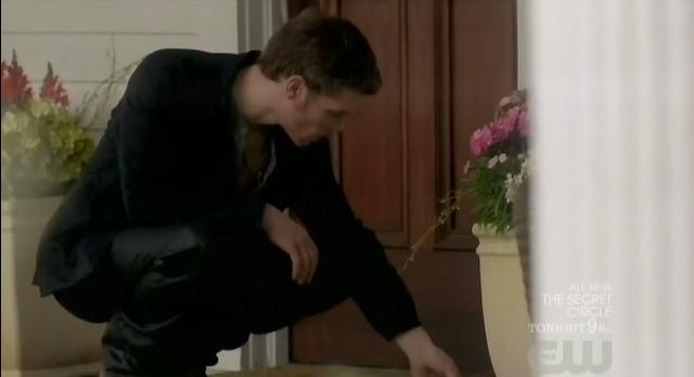 The Vampire Diaries S3x21 Klaus looking for a way in to Elena's house