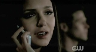 The Vampire Diaries S3x22 Elena on the phone with Damon