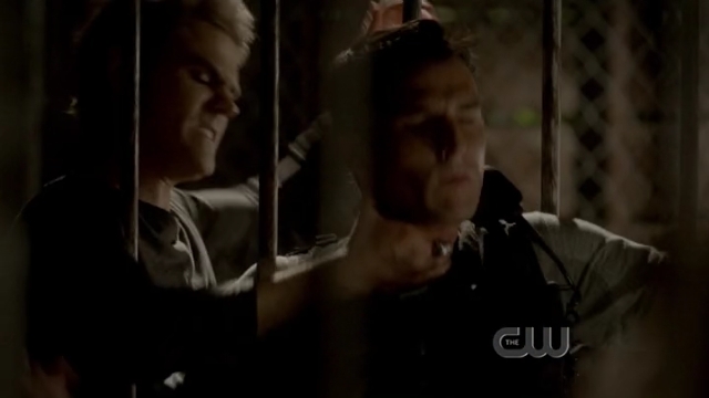 The Vampire Diaries S4x01 - Stephan killing to feed Elena