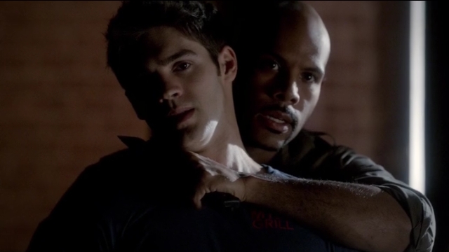 The Vampire Diaries S4x05 - Connor witha knife at Jer's throat