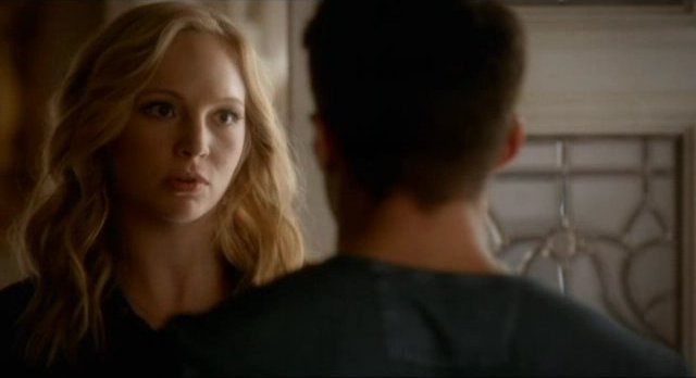 The Vampire Diaries S4x06 - Caroline arrives with Ty's box