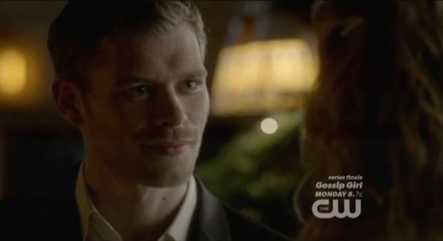 The Vampire Diaries S4x09 - Klaus smiles wryly at Caroline, both are ready to spit daggers