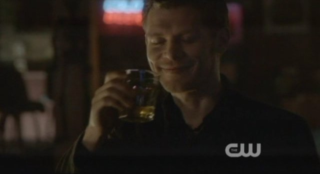 The Vampire Diaries S4x10 - Klaus is happy to kill the hybrids in the bar