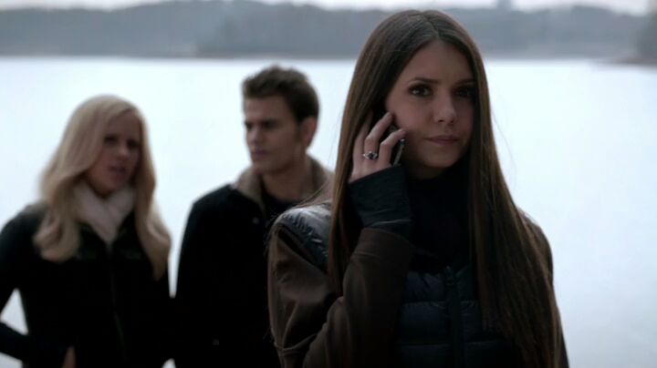 The Vampire Diaries S4x14 - Elena on te phone