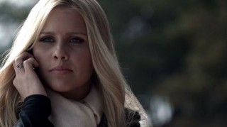 The Vampire Diaries S4x14 - Rebekah on te phone