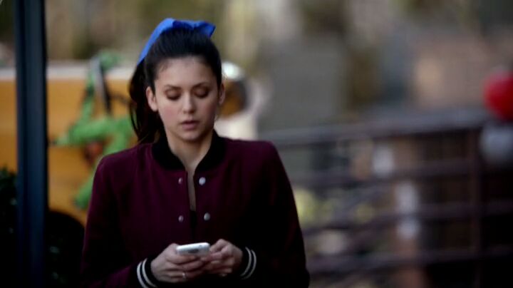 The Vampire Diaries S4x16 - Elena planning trouble via text