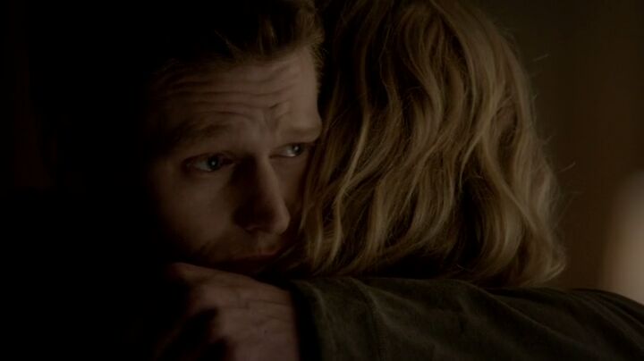 The Vampire Dairies S4x16 - Matt hugs Caroline