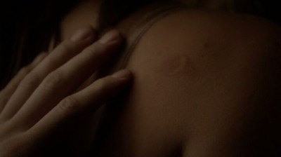 The Vampire Diaries S4x16 - Hayley's birth mark fascinates Klaus