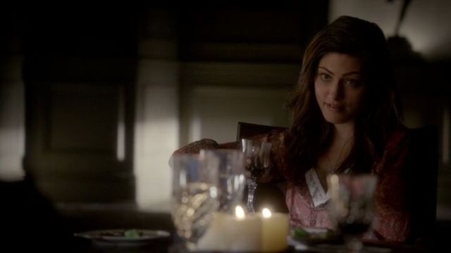 The Vampire Diaries S4x16 - Hayley having dinner at Klaus' house