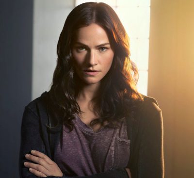 Van Helsing S1x01 Kelly Overton as Vanessa Van Helsing